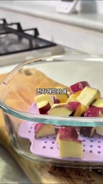 고구마 껍질을 벗기고 깍둑썰기한 후 찬물에 담가 전분을 제거합니다.… — 마요네즈 없이! 고구마 계란 샐러드 레시피