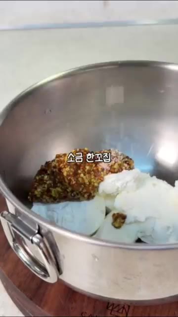볼에 크림치즈, 그릭요거트, 홀그레인 머스터드, 소금, 후추를 넣고… — 마요네즈 없이! 고구마 계란 샐러드 레시피