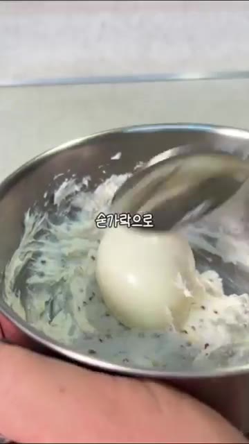삶은 계란 껍질을 까서 으깬 후 소스에 넣고 섞습니다. — 마요네즈 없이! 고구마 계란 샐러드 레시피