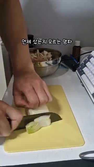 키친타월로 닭가슴살의 물기를 제거하고 먹기 좋은 크기로 썰어준다. — 닭가슴살 카레 만들기