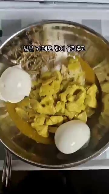 밥, 카레, 계란, 멸치볶음을 담아 식사를 준비한다. — 닭가슴살 카레 만들기