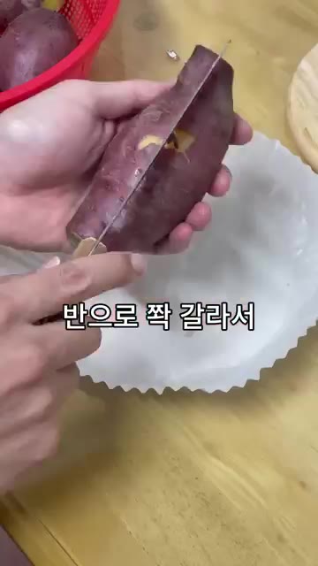 뜨거운 고구마 속살에 버터를 올리고 꿀을 뿌려줍니다. 버터가 녹아들… — 고구마에 '이것' 올렸더니 다이어트 깔끔하게 포기했습니다