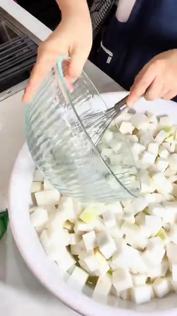 무를 먹기 좋은 크기로 썰어 소금물에 넣어 1시간 동안 절여줍니다.… — 버릴 게 하나도 없는 알뜰 무 요리, 100% 맛보장 실패 없는 깍두기 만들기