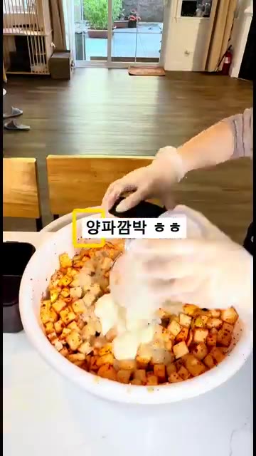 고춧가루를 입힌 무에 갈아둔 양념을 넣고 골고루 버무려줍니다. — 버릴 게 하나도 없는 알뜰 무 요리, 100% 맛보장 실패 없는 깍두기 만들기