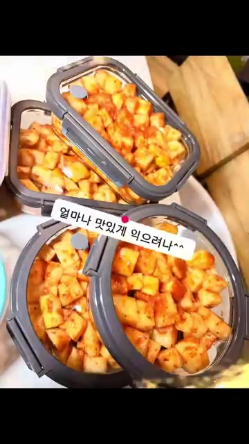 용기에 담아 상온에서 3일간 익힌 후 냉장 보관합니다. — 버릴 게 하나도 없는 알뜰 무 요리, 100% 맛보장 실패 없는 깍두기 만들기