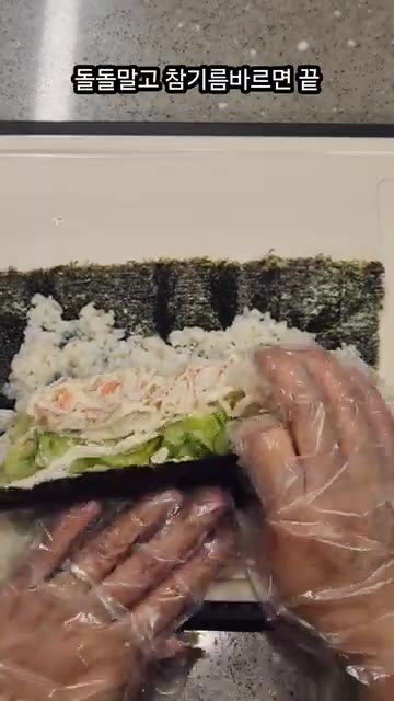 참기름을 바르면 완성이에요. 시원하고 고소한데 다이어트까지 된대요. — 여름김밥 오이크레미김밥