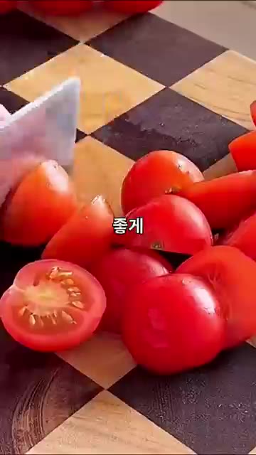 닭가슴살에 옥수수, 계란, 전분, 후추를 넣고 반죽을 만든다. 끓는… — 치즈 폭포 비주얼! 한 입에 반하는 토마토 치킨볼 파스타 🍅🧀