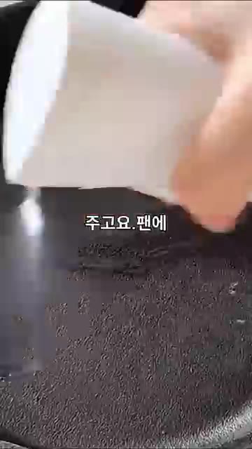 팬에 올리브유를 두르고 썰어둔 양파, 방울토마토, 버섯을 볶다가 토… — 치즈 폭포 비주얼! 한 입에 반하는 토마토 치킨볼 파스타 🍅🧀