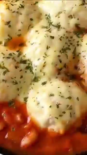 완성된 소스에 삶은 마카로니를 넣고 섞는다. 반죽으로 만든 동그란… — 치즈 폭포 비주얼! 한 입에 반하는 토마토 치킨볼 파스타 🍅🧀