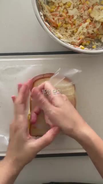 다른 식빵으로 덮고 랩으로 감싼 후 먹기 좋게 잘라줍니다. — 코올슬로와 에비산도로 간단 브런치 만들기