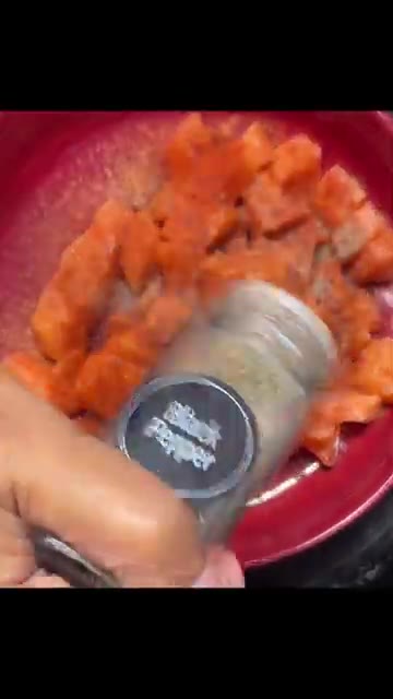 큐브 모양으로 썬 연어에 시즈닝, 마늘 가루, 양파 가루, 후추를… — Salmon, Cheese & Rice Tacos?! A Disrespectfully Good Fusion
