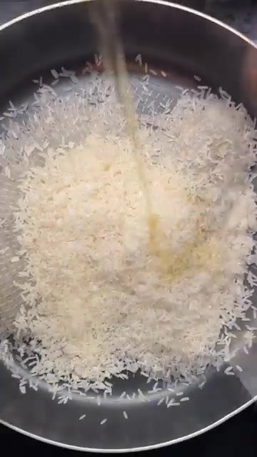 팬에 식용유를 두르고 연어를 노릇하게 구워낸다. — Salmon, Cheese & Rice Tacos?! A Disrespectfully Good Fusion