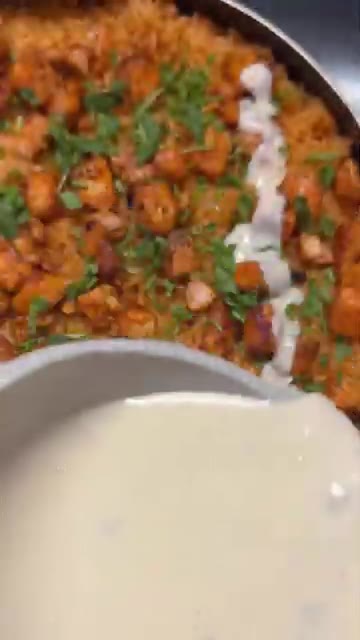 익힌 밥 위에 구운 연어를 올리고 송송 썬 고수를 뿌린다. — Salmon, Cheese & Rice Tacos?! A Disrespectfully Good Fusion