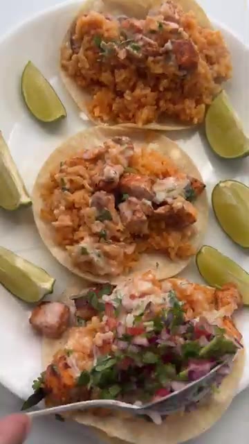 옥수수 토르티야를 데워 준비하고, 밥과 연어 토핑을 올린다. — Salmon, Cheese & Rice Tacos?! A Disrespectfully Good Fusion