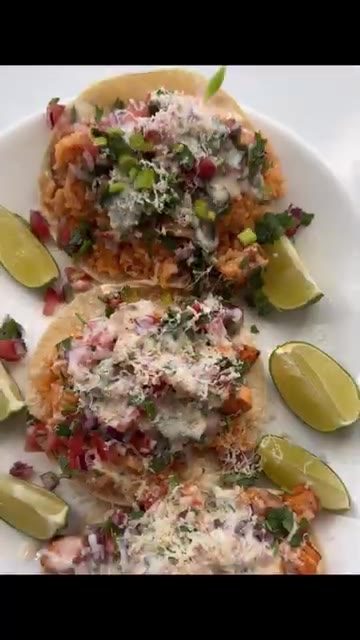 타코 위에 크리미 소스와 송송 썬 파를 올리고 라임 조각을 곁들여… — Salmon, Cheese & Rice Tacos?! A Disrespectfully Good Fusion