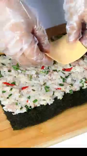 김 위에 밥을 얇게 펴고, 취향에 따라 슬라이스 치즈를 올린 후 돌… — 땀 한 방울 안 흘리고 만드는 초스피드 극락 김밥