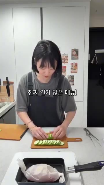 오이를 썰어 준비하고, 구운 명란과 함께 플레이팅합니다. — 주말 야식 꿀조합! 골뱅이 비빔면 & 명란 버터구이
