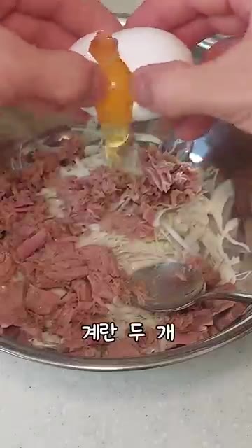 볼에 채 썬 양배추, 물기를 뺀 참치, 계란 2개, 다시다 반을 넣… — 간단 참치전 만들기