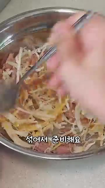 달군 팬에 기름을 두른다. — 간단 참치전 만들기