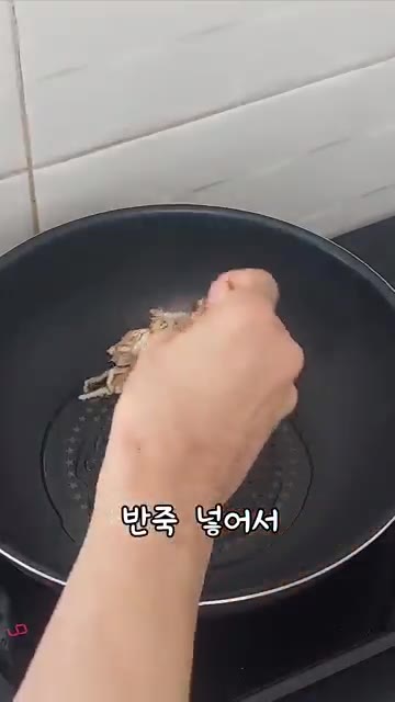 반죽을 팬에 넣고 노릇해지면 뒤집어 준다. — 간단 참치전 만들기