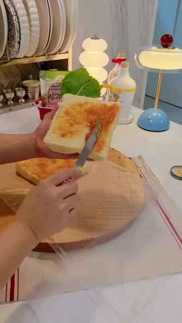 식빵 4개를 준비하여 반으로 가른다. — 5분 만에 만드는 잠봉 폭탄 샌드위치