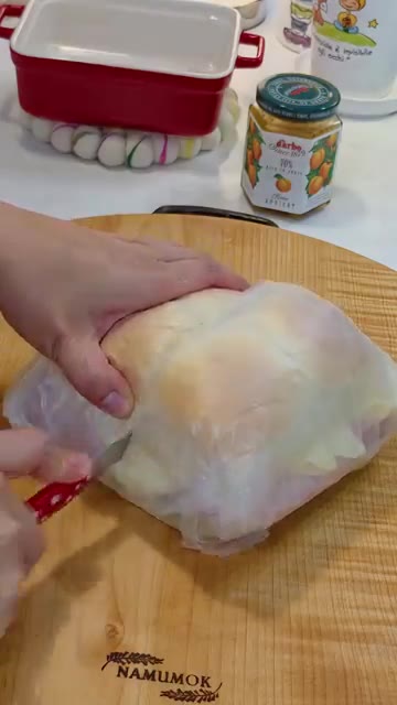 잠봉 위에 하바티 치즈를 겹쳐 올린다. — 5분 만에 만드는 잠봉 폭탄 샌드위치