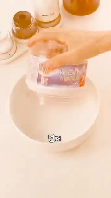 새우젓은 찬물에 헹궈 짠기를 빼고, 물기를 꽉 짜줍니다. — 냉장고 구석 새우젓으로 밥도둑 밑반찬 만들기