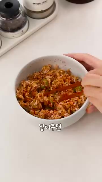 다진 마늘 1/4T를 넣고 잘 섞어줍니다. — 냉장고 구석 새우젓으로 밥도둑 밑반찬 만들기