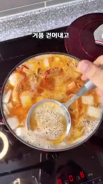 물이 끓으면 소주물에 세척한 꽃게와 새우를 넣습니다. — 국물이 달큰한 가을 제철 꽃게탕 황금 비법