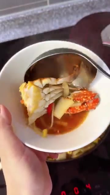 한소끔 더 끓인 후 후춧가루를 뿌려 마무리합니다. — 국물이 달큰한 가을 제철 꽃게탕 황금 비법