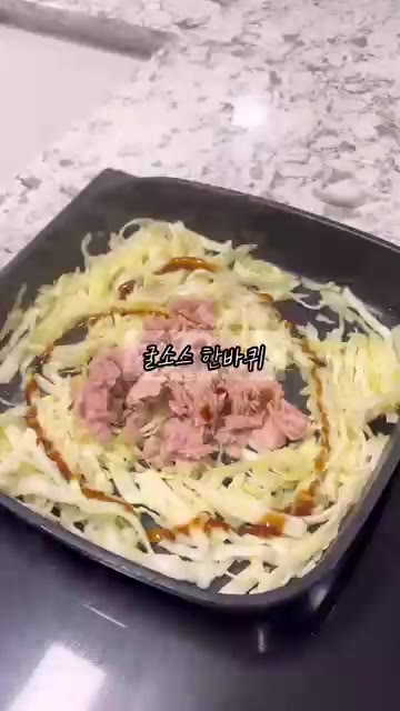참치캔 하나를 넣고 굴소스 한 바퀴, 참기름을 살짝 넣고 볶아주세요. — 간단한 양배추 참치 덮밥 레시피