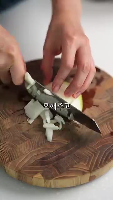 레몬즙 2큰술, 소금 1/4작은술, 후추를 넣는다. — 육퇴 후 즐기는 30대 부부의 주전부리: 아보카도 과카몰리 김부각