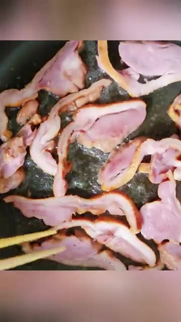 훈제오리를 팬에 넣고 중불에서 기름기를 빼며 볶아줍니다. — 5분 완성 훈제오리 샐러드 레시피