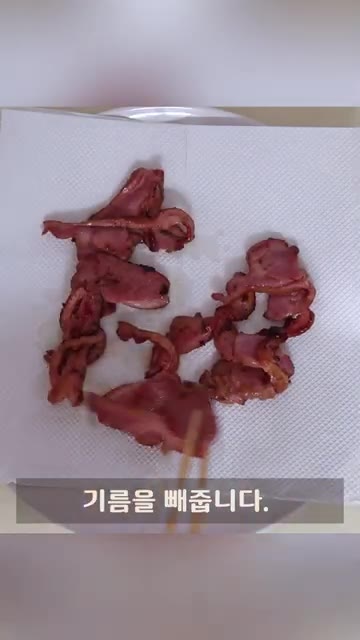 볶은 훈제오리는 키친타월에 올려 기름기를 제거합니다. — 5분 완성 훈제오리 샐러드 레시피