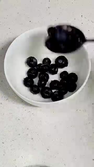 냉동 블루베리 4스푼과 알룰로스를 뿌린다. — 240kcal 꾸덕달달 블루베리 토스트
