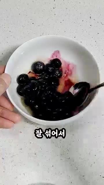 블루베리와 알룰로스를 잘 섞어준다. — 240kcal 꾸덕달달 블루베리 토스트
