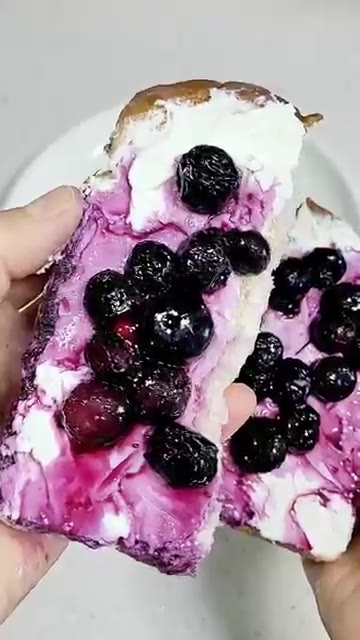 식빵을 반으로 접어 완성한다. — 240kcal 꾸덕달달 블루베리 토스트