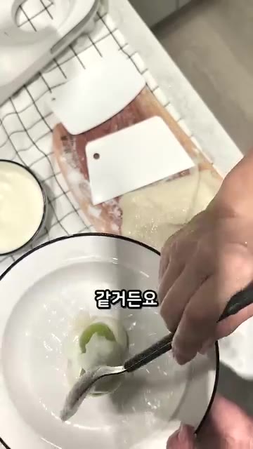 쫀득한 찹쌀떡을 조금 떼어 라이스페이퍼 위에 올리고, 모양을 잡아줍니다. — 찹쌀떡이 너무 쫀득해서 안 싸질 때 라이스페이퍼 활용법