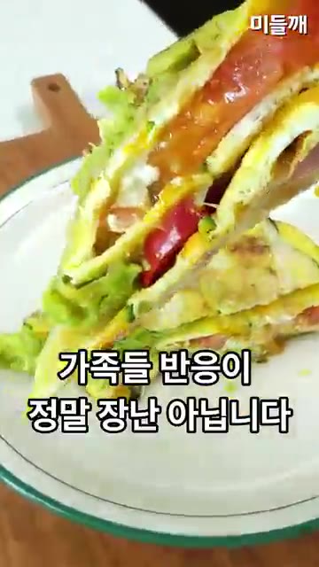 기름 두른 팬에 단호박을 꽃 모양으로 둥글게 올려 약불에 2분 익힌다. — 순식간에 완판! 👏 가족들 난리난 3천원 단호박 요리 #단호박전