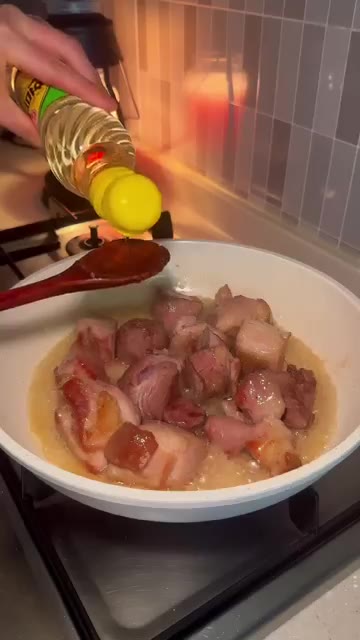 식초 1큰술과 간장 4큰술을 넣고 섞어줍니다. — 매콤달콤 돼지고기 갈비찜 레시피