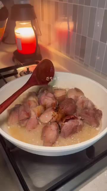 고춧가루 2큰술, 다진 마늘 2큰술을 넣고 잘 섞어줍니다. — 매콤달콤 돼지고기 갈비찜 레시피