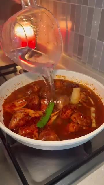 케첩 2큰술을 넣고 끓여줍니다. — 매콤달콤 돼지고기 갈비찜 레시피