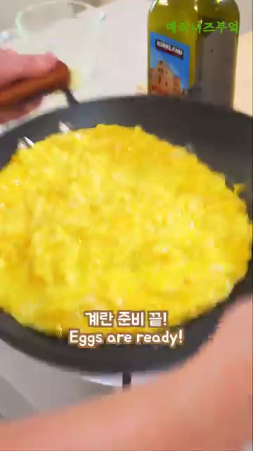 팬에 올리브 오일을 두르고 풀어둔 계란을 부어 스크램블 에그를 만듭… — 매콤 새우 브리또 만들기