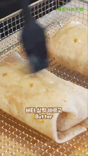 김이 오른 에어프라이어에 버터를 살짝 바른 브리또를 넣고 200도에… — 매콤 새우 브리또 만들기
