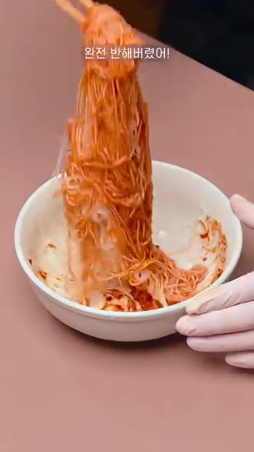 팬에 기름을 두르고 삼겹살을 올린 후 소금과 후추로 간을 하여 노릇… — 10분컷 비빔면, 존맛 탱구리 !