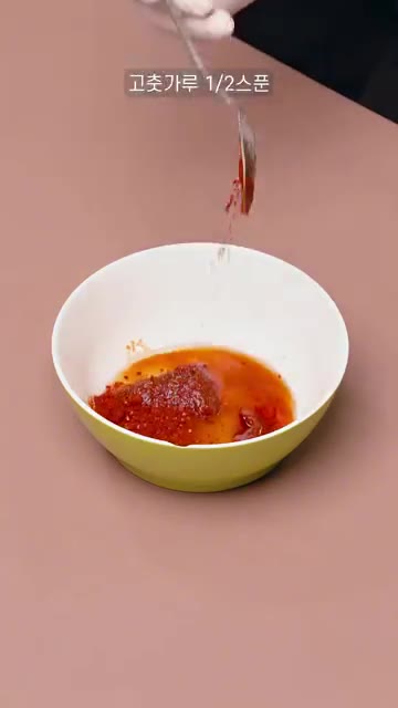 다른 팬에 기름을 두르고 계란 후라이를 두 개 만들어 준다. — 10분컷 비빔면, 존맛 탱구리 !