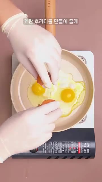냄비에 물을 붓고 소금으로 간을 한 뒤 소면을 삶아 찬물에 헹궈 물… — 10분컷 비빔면, 존맛 탱구리 !