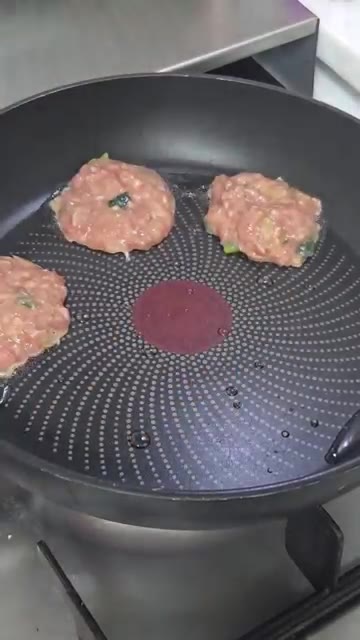 팬에 기름을 두르고 반죽을 동그랗게 모양을 잡아 올린다. — 간단 다짐육전 만들기