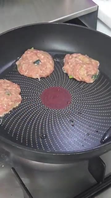 앞뒤로 노릇하게 부쳐준다. — 간단 다짐육전 만들기