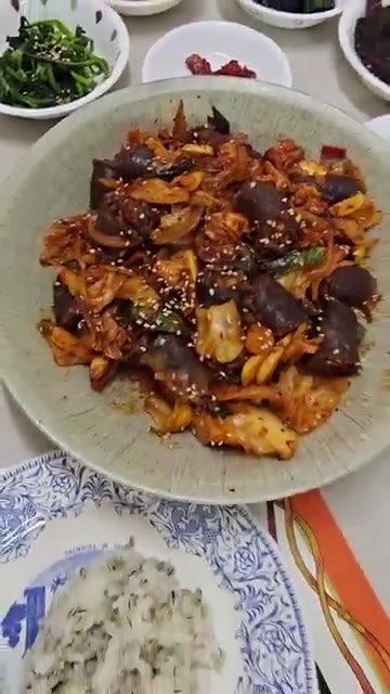채소가 익으면 순대와 양념 재료를 넣고 고루 섞어 볶는다. — 순대볶음 & 솎음무김치 & 도라지일미무침 & 시금치무침 집밥 한상